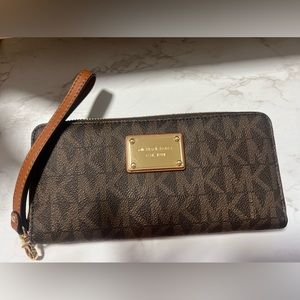 Michael Kors Jet SetContinental Wallet